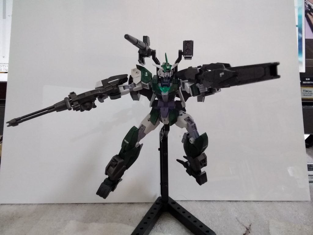 後、あれです。こいつは筆塗でやってますね。こいつは白い部分にシルバーを塗って、グリーンパーツは焼鉄を塗ってから上からクリアグリーンを塗るっていうCandy塗装を筆でやるということをしながら、あえて艶消しを使う。ちょと、マッドなメタリックグリーンがお気に入り(=ω=)