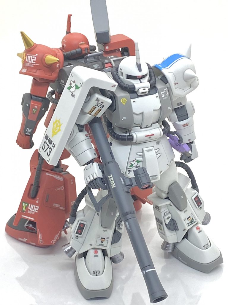 赤と白の対比は大変見栄えが良く、赤い彗星のザクも一緒に並べたいです。