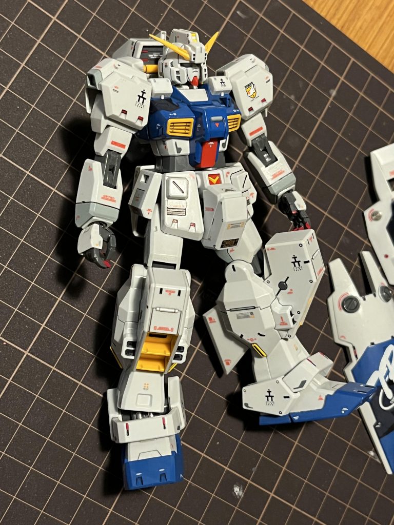 つや消しクリアー前です。スプリッターの塗装の境目の段差を目立たなくするために、一旦クリアーを吹いてから削ってます。もう、このままでも良かったんじゃないかと。