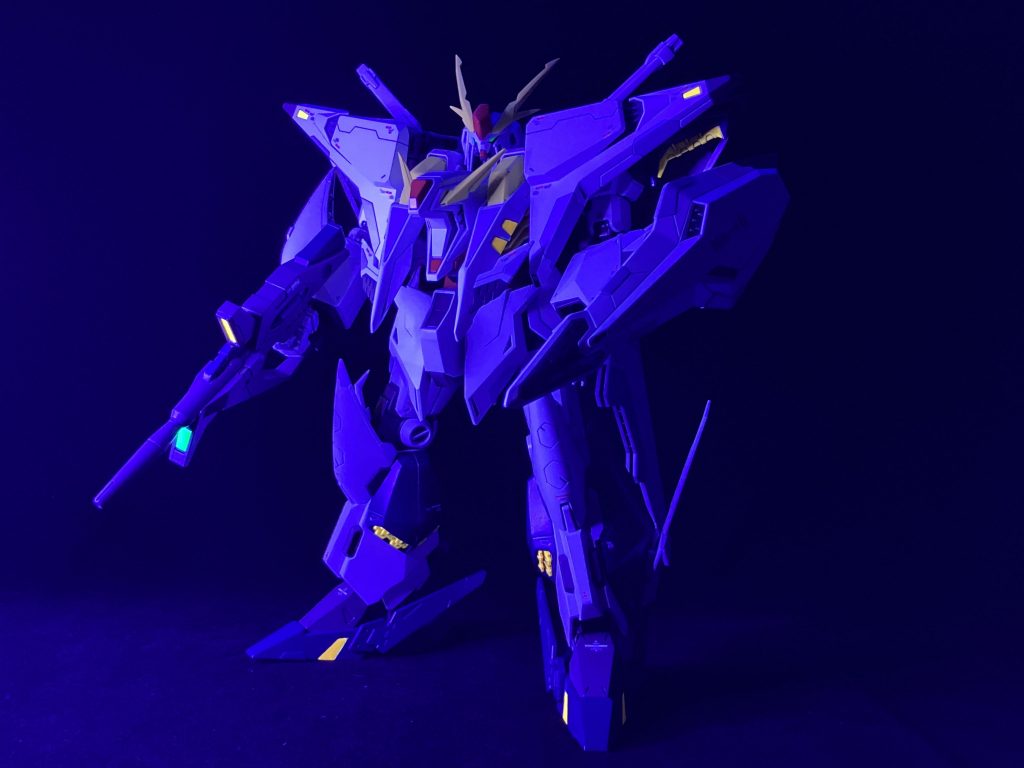 閃光のブラックライトで蛍光塗料アピール。グリーンはクレオスのラッカー、オレンジはアクリジョンです。蛍光塗料の隠蔽力の無さにビックリ。下地とのコンビネーションで完結すると学びました。