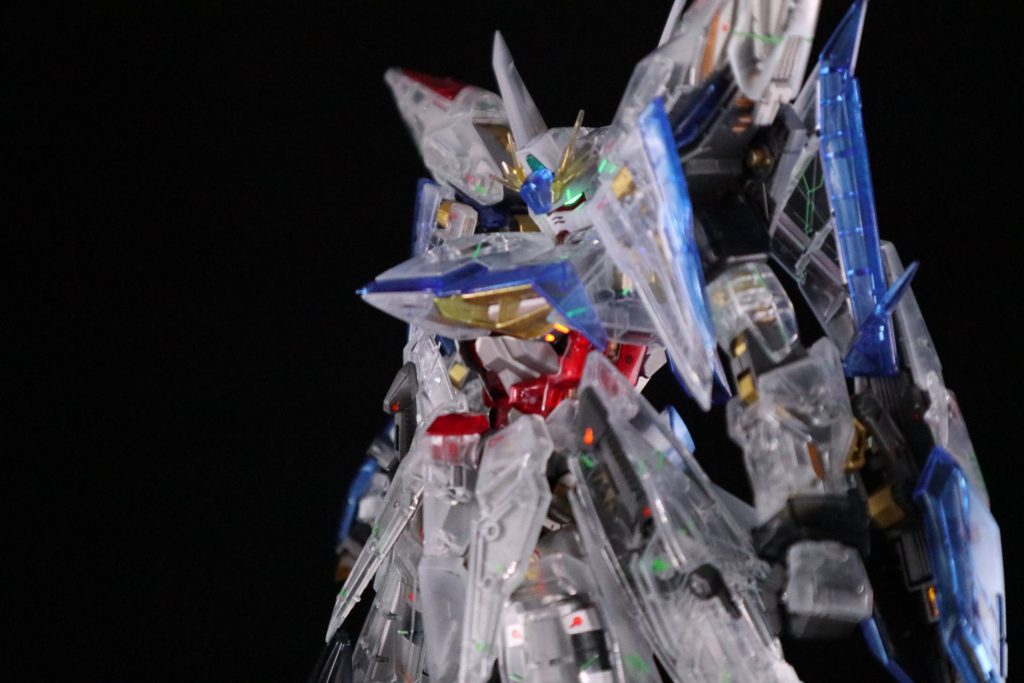 ブラックライトで光るよう蛍光色を配置。外装は蛍光グリーン、フレームは蛍光レッド。どちらもアクリジョンを使用してマジックリン拭き取りしてます。クリアキットだからこそフレーム光らすの楽しいです。可変画像は気力が持たなかった為無しで。