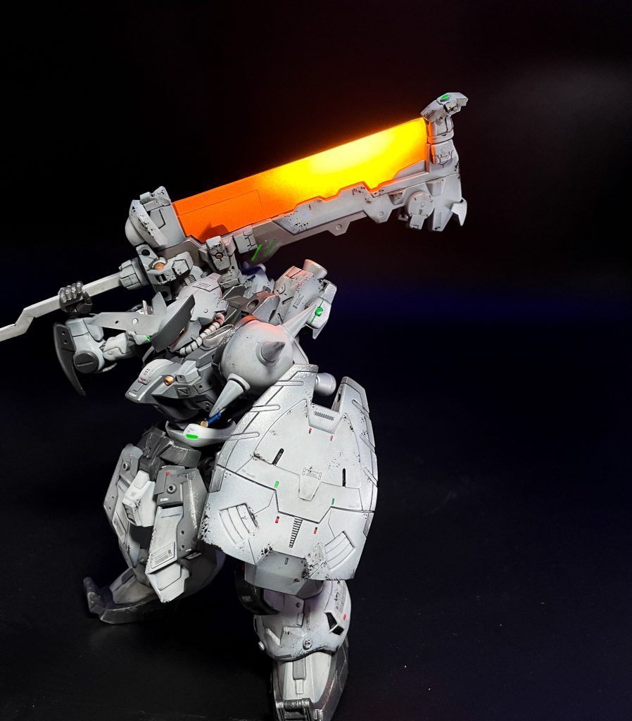 大型ヒートソード長柄のビーム武装にするか、そもそも水星の魔女世界にヒート武装はあるのか…?と迷ってた所ラウダ機の斧がヒート武装らしかったので採用