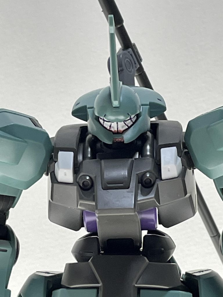 ディランザ・モグロー専用機は、頭部のセンサーにのみ特殊なペイントを施している他は一般機と変わりはない。ただし本人の特有の感覚から、通常の機体よりも大きく前傾している状態が基本姿勢。つんのめった状態からのダッシュや位置エネルギーを利用した機体制御が得意。マスクと相まって不気味な印象を振りまいている。