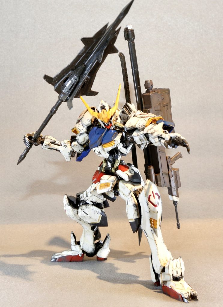 全体像。背中の滑空砲は成形色にリアルタッチマーカーだけでけっこう錆感のある仕上がりになりました。