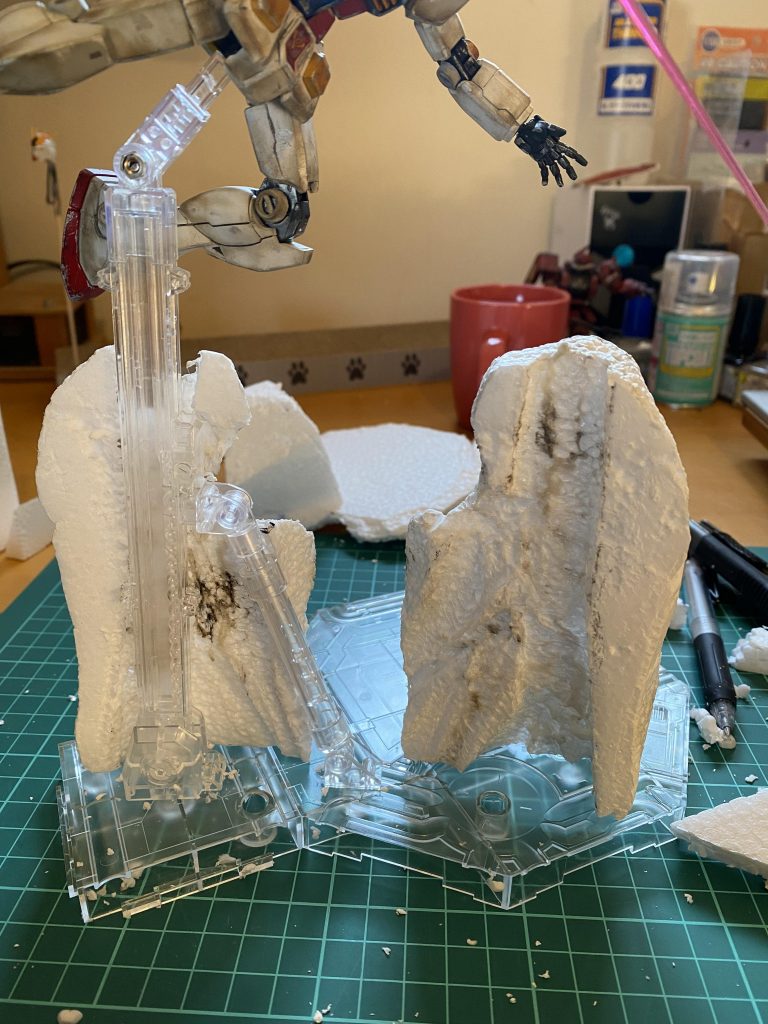 発泡スチロールを二分割して中を火で炙ったドライバーでアクションベースの形に溶かして行きましたー!