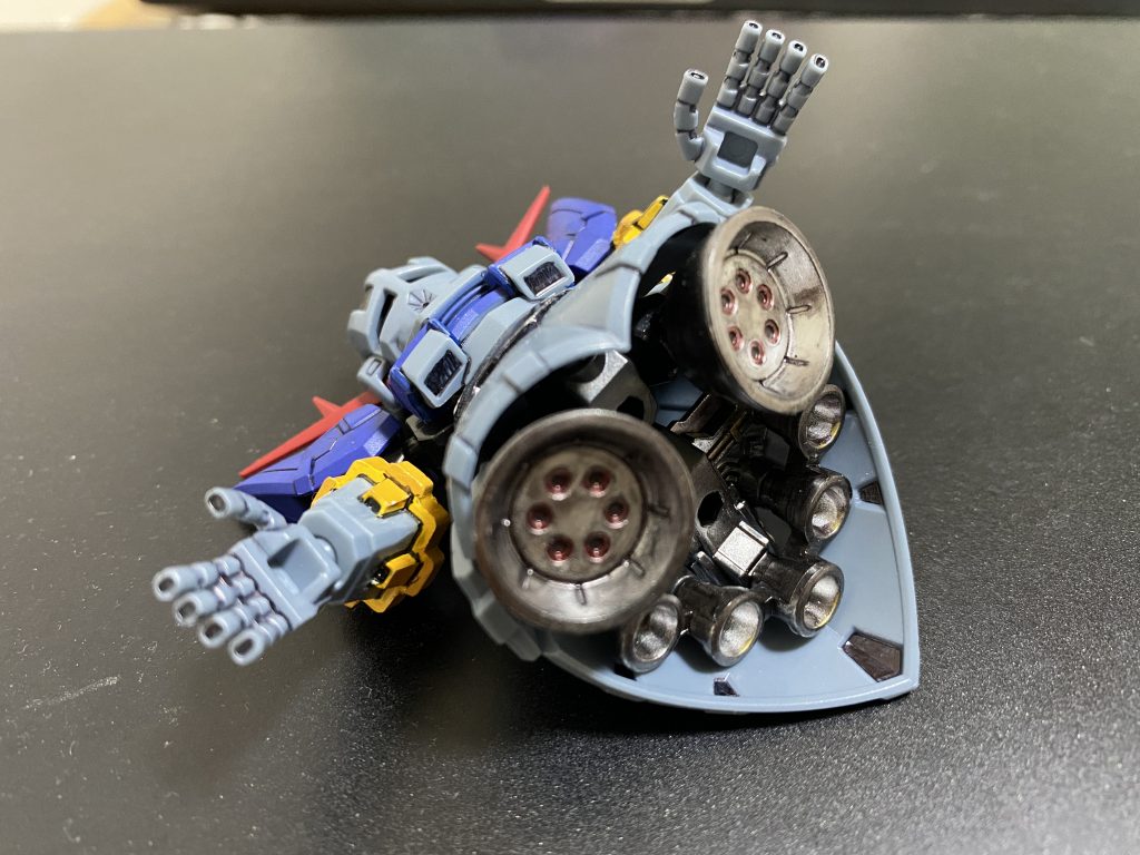 普通は見えない部分。キットのままです。すごくないですか?ガンダムマーカーのムラが結果的に良い味になって良かったなと。メタルレッドとゴールドをアクセントで使用しました。