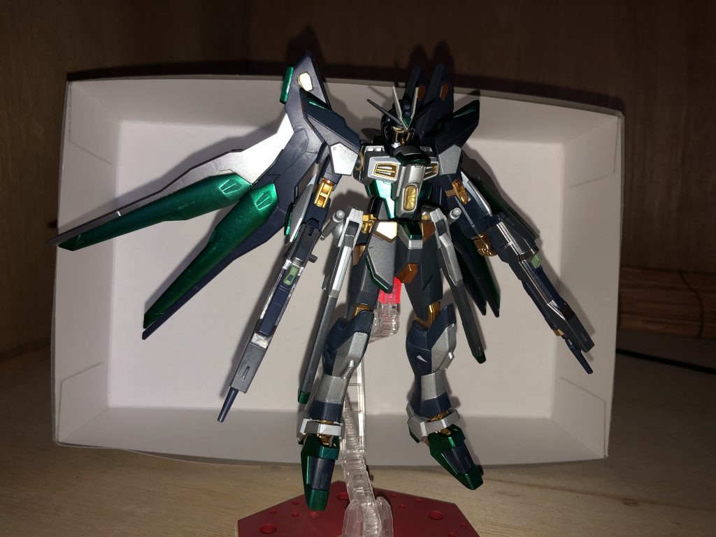 ガンダムマーカーはトップコートを使用すると溶けだしちゃったりするらしいのでその辺は使用していません･･･なのでちょっとポージング変えようとしてパーツどうしが干渉すると剥がれちゃうんですよね