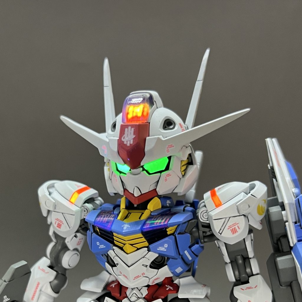 頭部と肩に蛍光塗料を使っています、ブラックライトで発光します。以下製作内容になります。