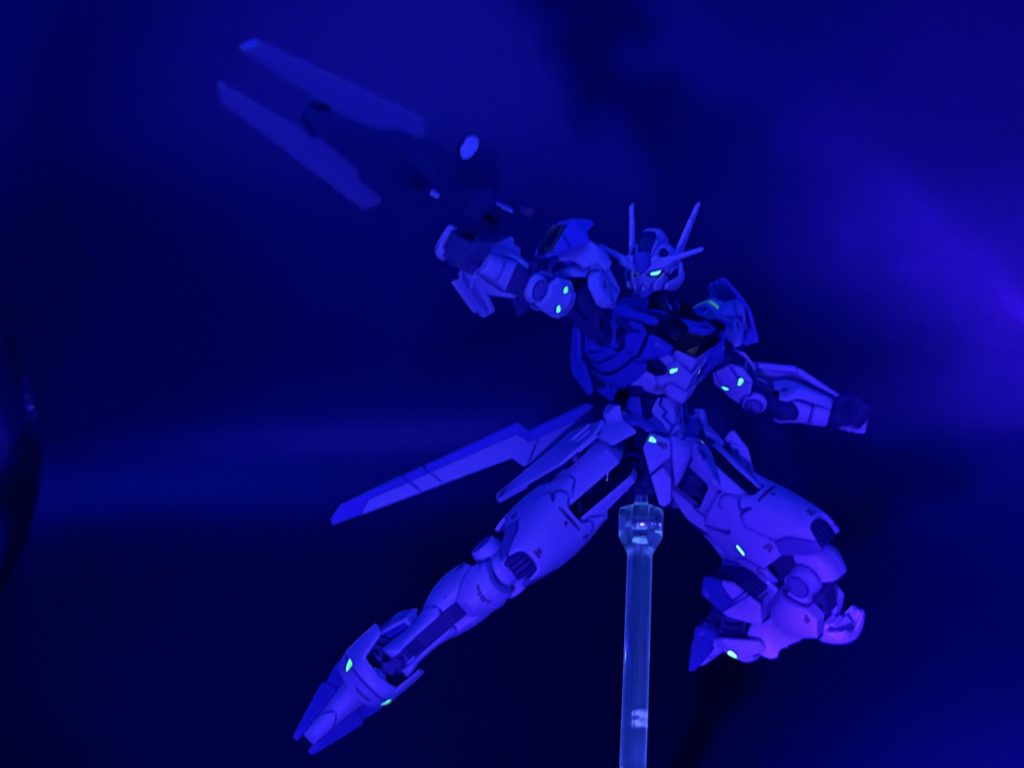 今回は初めて蛍光色を使いました。ブラックライトで反応して光って面白いです。