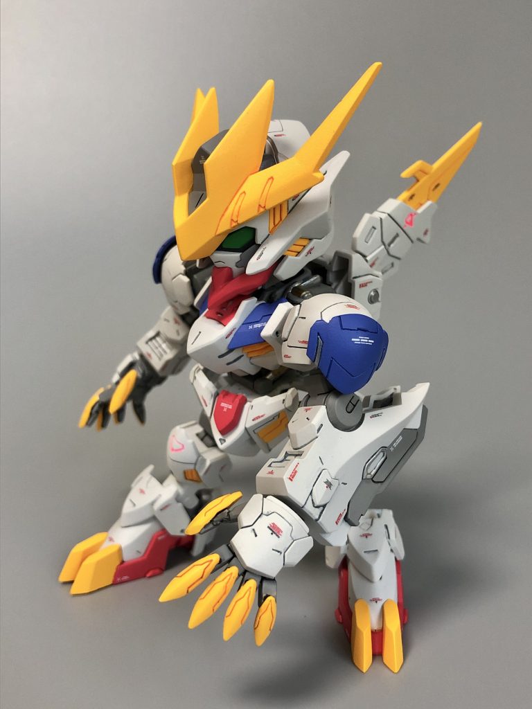 モールド掘り直し、筋彫りの追加、デカール処理で、できるだけ情報量を追加しています。手の塗り分けが厄介でした笑