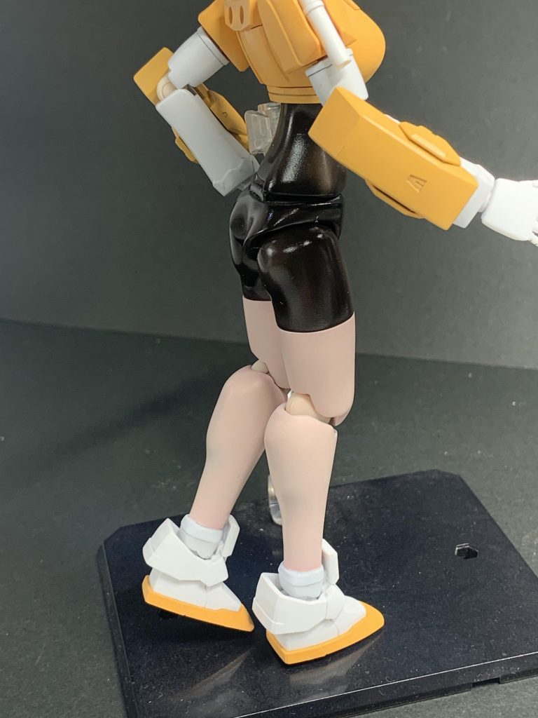脚はキットのままだとあんまりにもだったため、削って盛っての大工事でした。可動範囲は減りましたがなんとか人の脚に見えるかな？ 以上最後まで見ていただきありがとうございました😆大変ではありましたが、プラモデルを可愛く作るという体験を得られましたね。このキットを贈ってくれた友人にこの場をお借りして感謝です🙇‍♂️