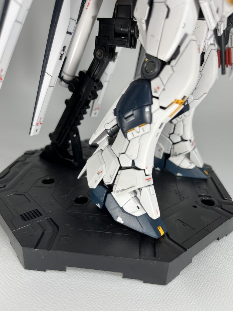 足首が見えすぎるのが個人的に弱点を晒しているようで気になったので、サザビー風にボリュームアップ。これも素キットを重ねて違和感のないようにしました。