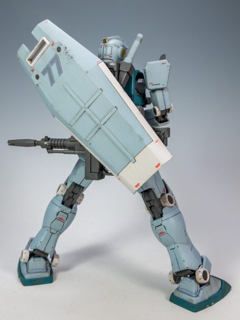 背中にシールドをマウント。ライフルもリアアーマーに懸架できます。背中で語る男、スレッガー(笑)