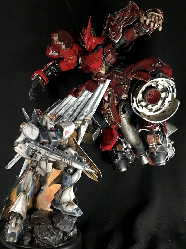 全画面シャアとアムロが反対の方向を向いていて、お互い考え方の違いを表現できたらと思い１つの作品にしてみました。明るさνを若干明るめにサザビーは暗めに写真的な『光と影』の印象になる様にライトをあてました。構図νの左肩からファンネル、サザビーの右側のスカートから白い左手が一直線な構図になる様にポーズをつけました。