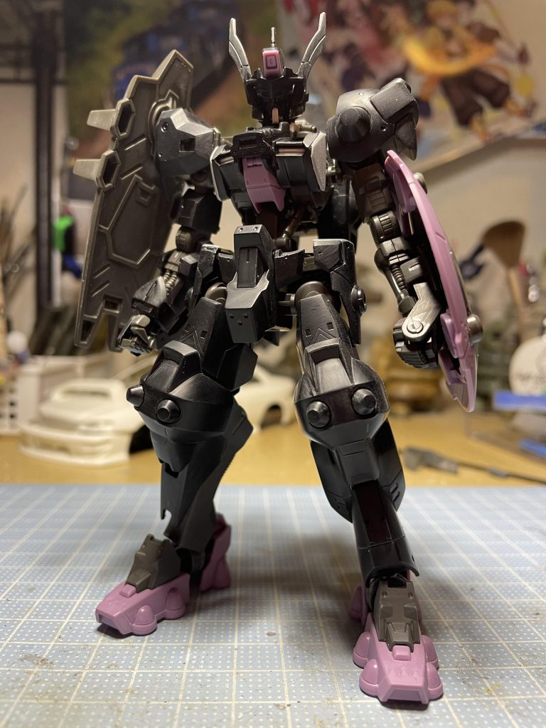 素組の状態。表面処理、エッジ出し、スジボリの彫り直しその他の工作は腰アーマーの上をプラ板で塞ぎました。