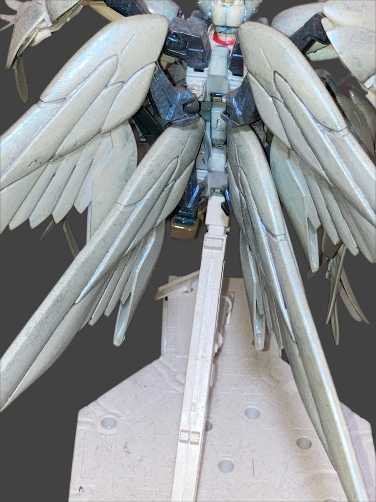 後ろも四枚。スノーホワイトのドラグーン？も盛る事を考えましたが、隙間がありませんでした。ゼロカスタムはかっこいいですね。mgの羽がお高いですがやっぱり満足度高いです。