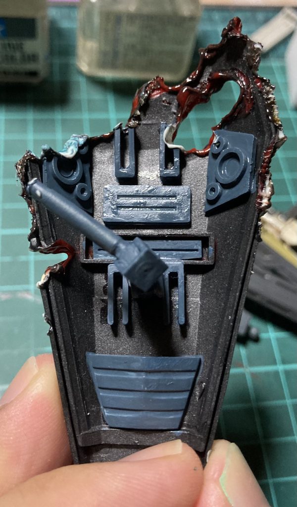 シールドの裏がペラペラだったので余らせたパーツでディテール追加しております。