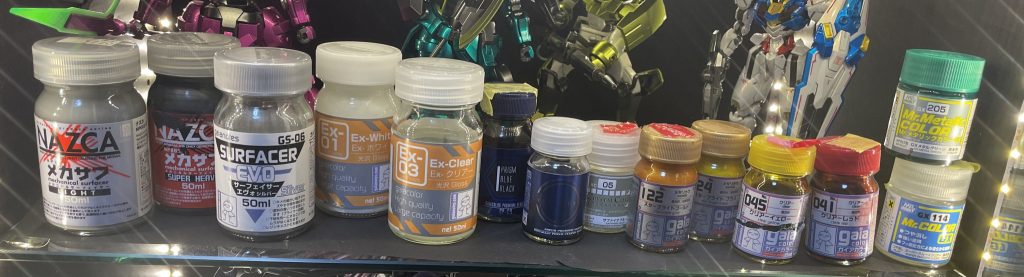 塗装レシピです。G=ガイアノーツ、C=クレオスです。全て最後に艶消し(C)吹いてます。緑シルバーサフ(G)→GXメタルグリーン(C)赤シルバーサフ→クリアーレッド(G)黄シルバーサフ→スターブライトゴールド(G)+スターブライトブラス(G)1:1→クリアーイエロー(G)紺シルバーサフ→プリズムブルーブラック(G)→サファイアブルー(C)+シアノスブルー(G)+光沢クリアー(G)1:0.5:3ぐらい??(ここサファイアブルーの在庫が家になくてシアノスブルーをケチりたくてクリアで薄めてますw)薄いグレー(フレーム等)メカサフライト(G)濃いグレー(武器等)メカサフヘビー(G)