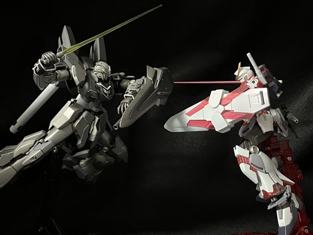 ポーズ⑧これが今回一番サマになった写真かなと。撮った後に気付きましたが、ナラティブのスタンドも黒にして上手く消せば良かった！(画像加工はしない派です)