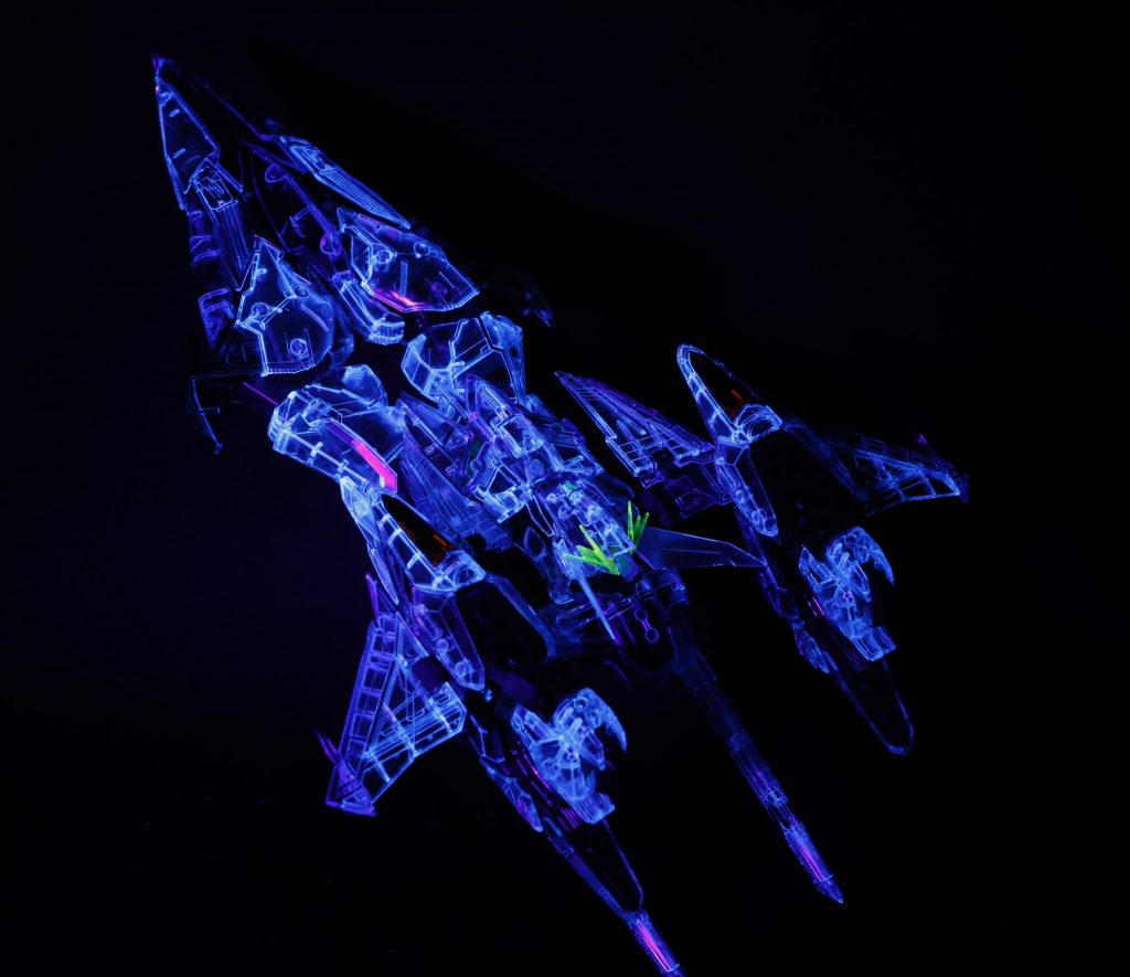 特徴的な機首は下半身の複雑な変形で実現。股関節や肩等、渋めの関節にはシリコンオイルスプレーを塗布してます。ポーズ保持力が弱まりますが、やらないと関節がもげる。