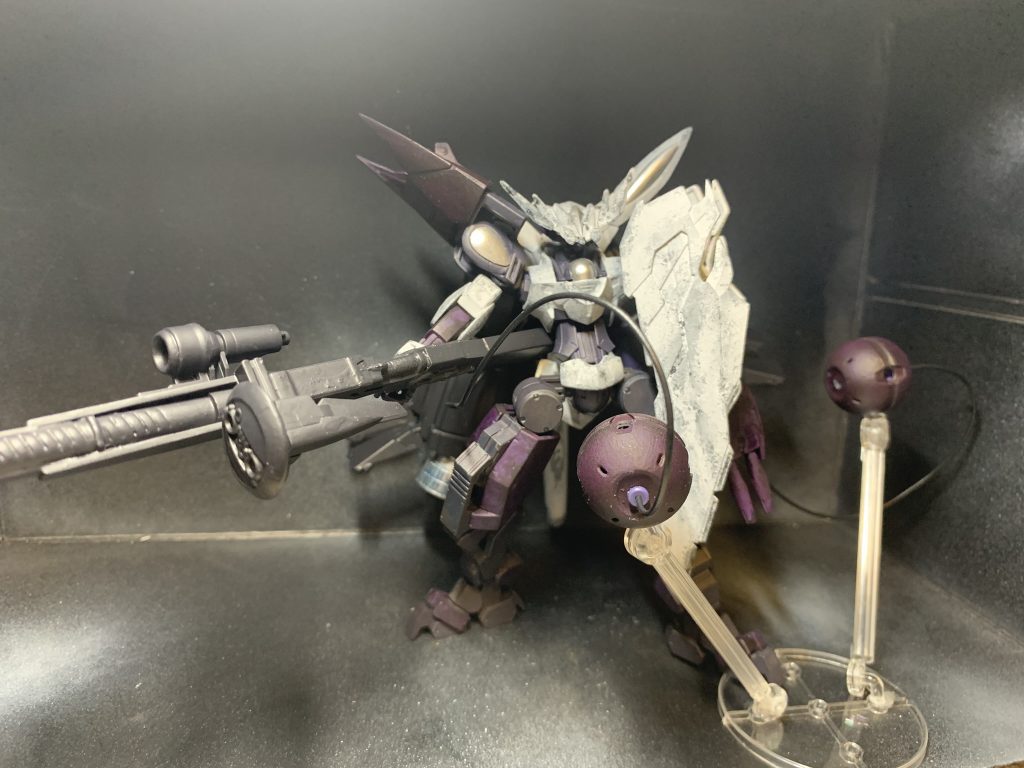 改造箇所は頭部にバンシィの角を取り付け、右肩にブレイディファントムの肩パーツ、左肩はクロスボーンフルクロス、足は丸々ブレイディファントムに変え、バックパックとライフルをにEX-Sにしてます。