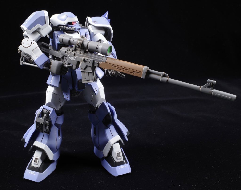 ハンドガードも実銃みたく木目調に塗装。