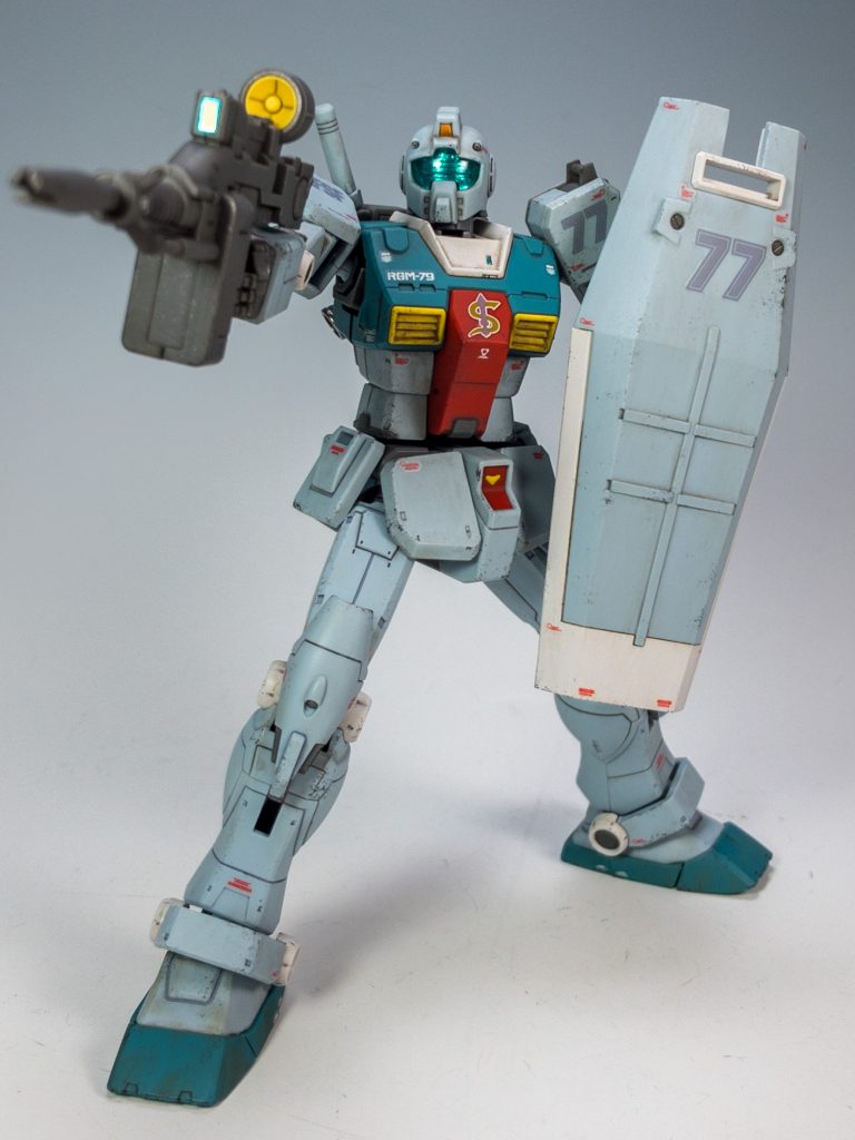 ライフルを構えて。ガンダムと同じライフルですかね?ジムにしては高級な装備です(笑)シールドも不思議な形をしていますね。