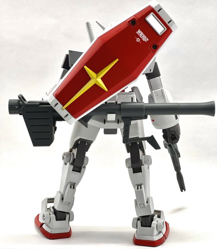 背面。バックパックと武器はリバイブガンダムのものを使用しているので盾のマウントも問題なし、背中への接続も無改造で行ってます。他の78ガンダムの部品は旧HGUCガンダムを使用してます。