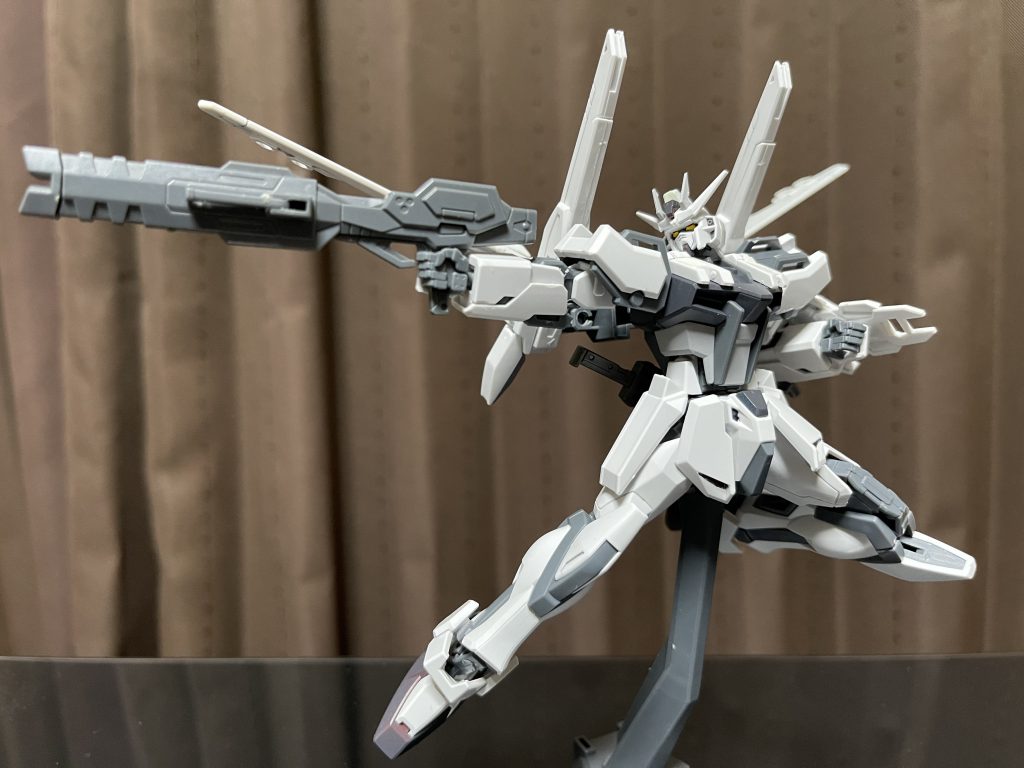 武装は 高エネルギービームライフル、専用小型シールドいずれも本機のために設計された