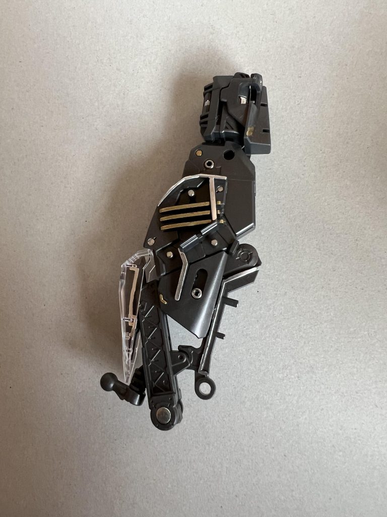 フレームは少しだけ塗り分け。外装が反射してあんまり見えないけど、自分が良ければ良し！SEEDは見ていないし、この機体に特に思い入れもないですが、構造が非常に独特で、組んでいて楽しいキットでした。