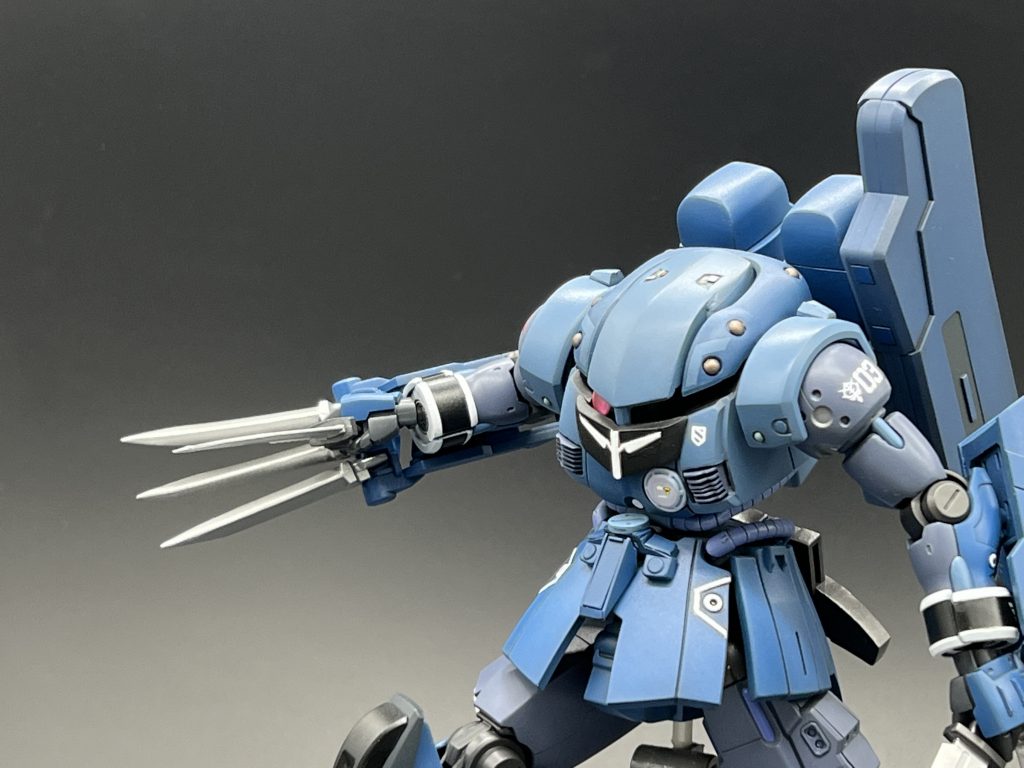 爪は先端をシャープに。肉抜き穴はパテ埋め。