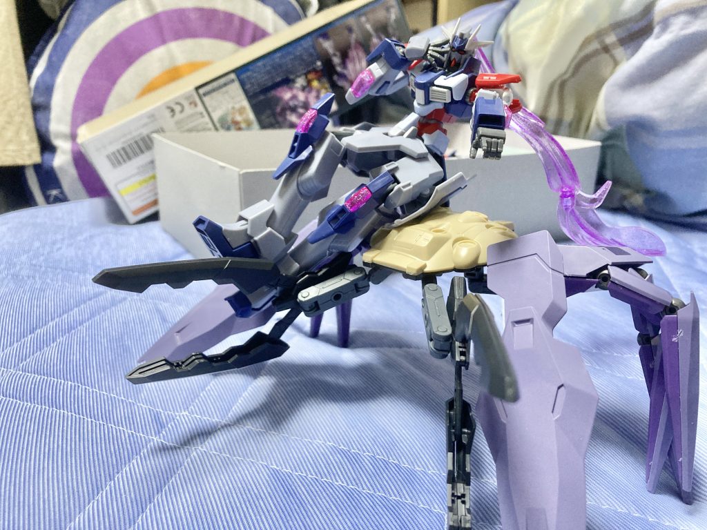 【塗装前のパーツバランス確認作業中】まぁ元々はディナイアルもジャイオーンも同系統の色調だし、戦場ヶ原ひたぎのキャラクターカラーも紫色ベースだから、正直塗装しなくても似たようなもんでしたwパッと見、ディナイアルと色合いは変わってなさそうですが、劇中での直江津高校の制服カラーのイメージで塗装してます。(襟とか袖口など)今回はガシガシ動かすし、外ロケで汚れる可能性もあったから、リカバリーしやすいように原色だけで塗装してます。