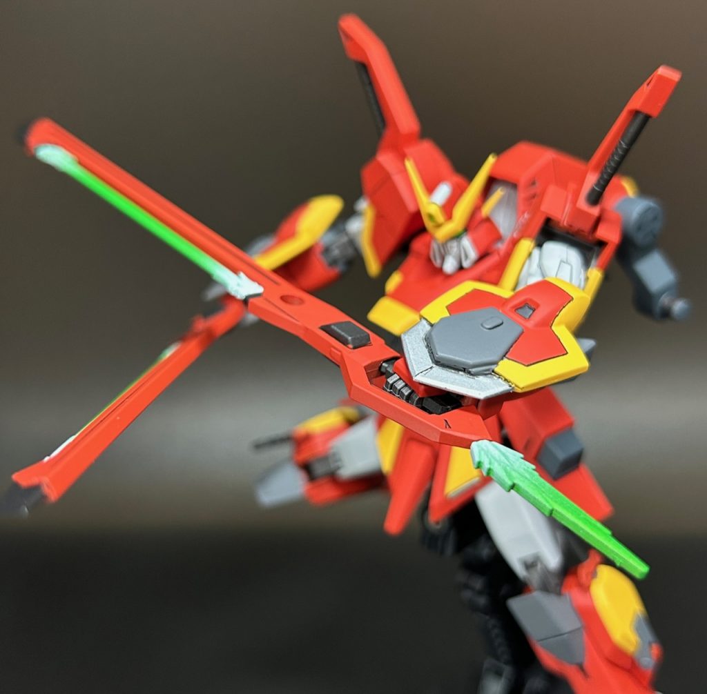 ビームソードはキットそのままだとエフェクトが固定なので、切り離してソード本体にネオジム磁石、エフェクト側に1mmの金属板を仕込み着脱可能にしました。柄尻にはHGCEデスティニーのビームブーメランを取り付けています。