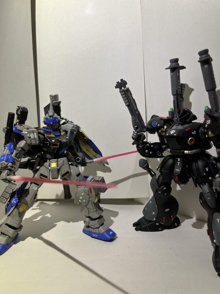そして最後は、同じ1年の集大成として作った MS18Eケンプファーとツーショットで撮りました。それでは、恐らく今年最後なので1ヶ月早いですが、良いお年を😊