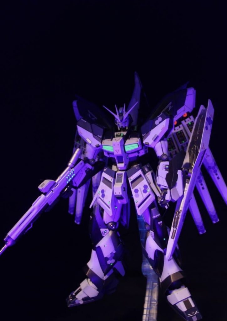 いつものブラックライトで発光。胸部ダクト部も蛍光塗料混ぜてあるので発光。発光が映えるよう形状かえてます。