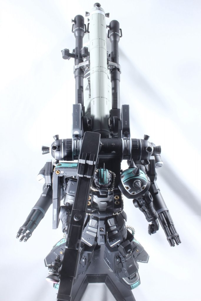 下部サイドブースタをスラザクのビームガトリングに置き換えたのと掌パーツをシナンジュステインのものを付けた以外は特に流用等は無し ガイアニュートラルグレー5をベースにガイアミクベースカラーをストライプカラーとして使用 バーニアは全てメッキシルバーで統一