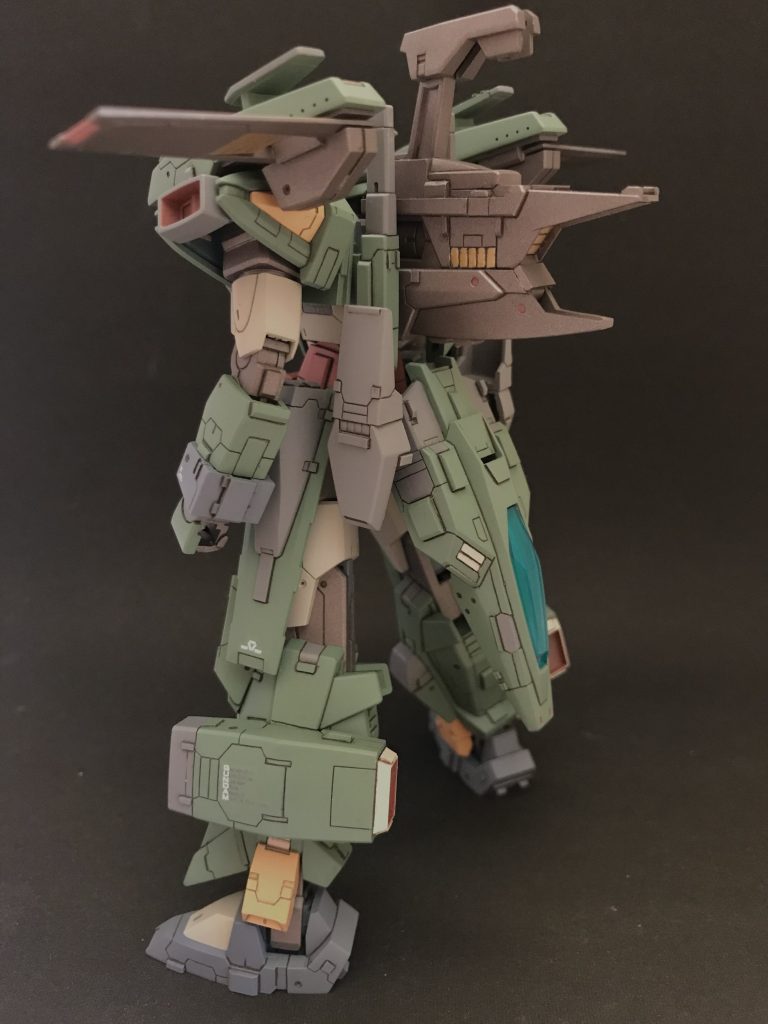 ちょっと角度を変えて。ライフルから作ったバックパックや足のミサイルポットが特徴的ですかね。なんとなくの脳内設定ではギミックを排除した分、高機動で高耐久になったノーマルとFXの中間的なポジションの機体ーーみたいな感じです。