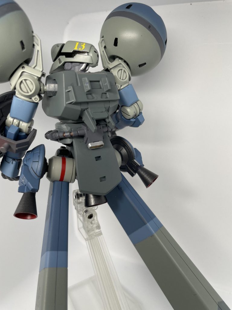 胴体が回る関係でバックパックの取り付け基部を上半身に移設して、胴体とバックパックを繋いでいたパイプは腰の後ろのバーニアにつながっているようにしました。