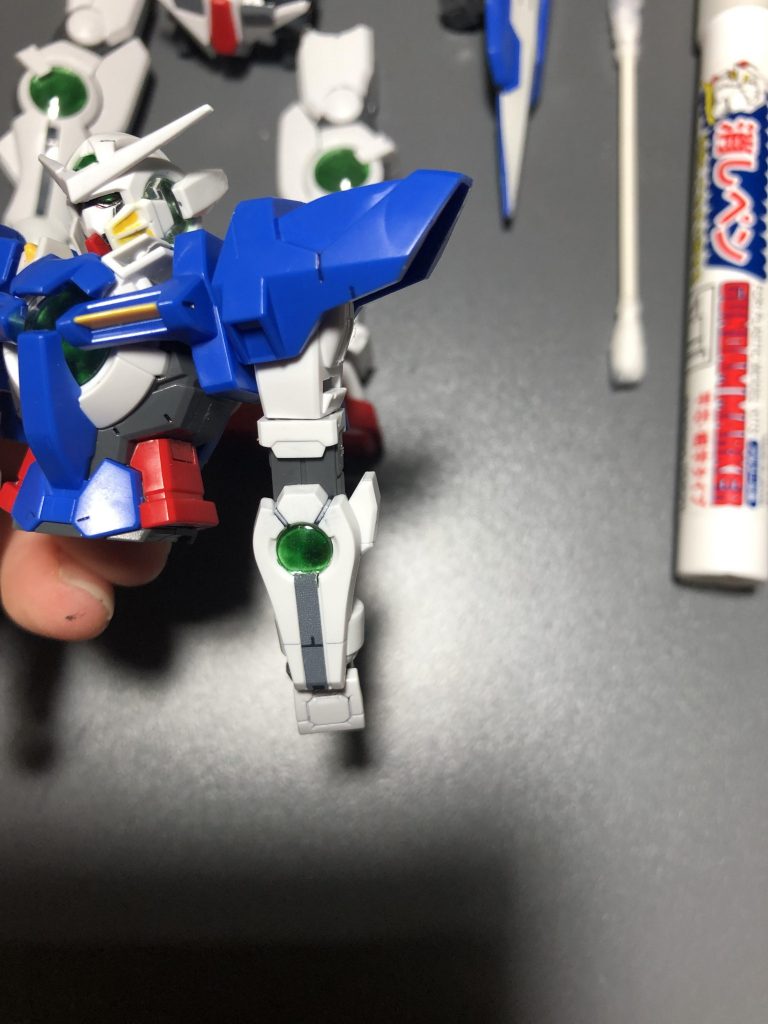 腕の丸の部分はシールの件で塗装、そして墨入れをしました。