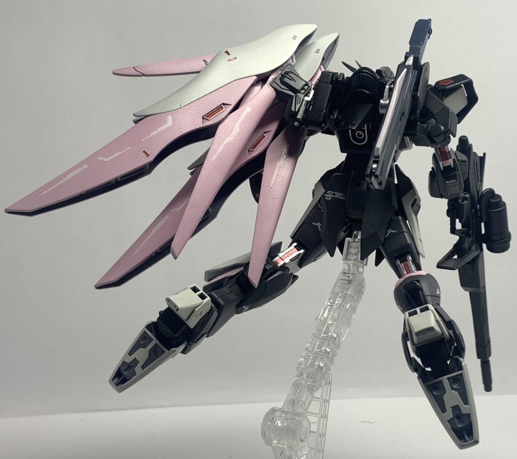 飛翔ポージング後ろ姿。※2022/11/5 写真を変更しました。