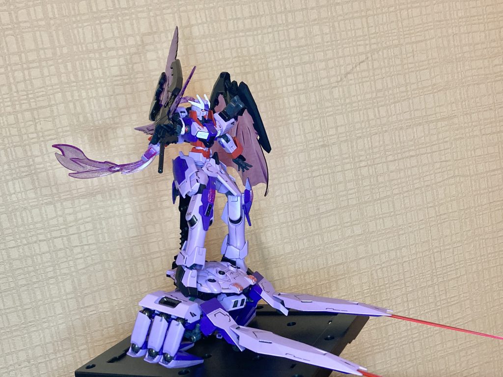 純粋な蟹はハサミを除いて脚が8本ですが、タラバガニは見た目は蟹なのに脚が6本で、分類学上ではヤドカリに近い仲間になるそうです。クラブシザーズを本体側で装備している時は、この『蟹』は脚が6本でヤドカリモードになります。原型機のアシュタロンHCは殻を被ってるっぽいからヤドカリなのかもしれませんが、本機は脚の数でヤドカリです。唯一アシュタロンHCの名残りがギガンティックシザーズ代わりのハサミと脚の数だけとは…。