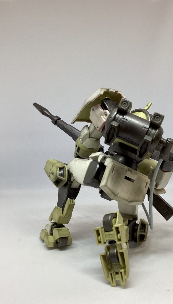 足裏にはタイヤのディテールあり(回りません)。