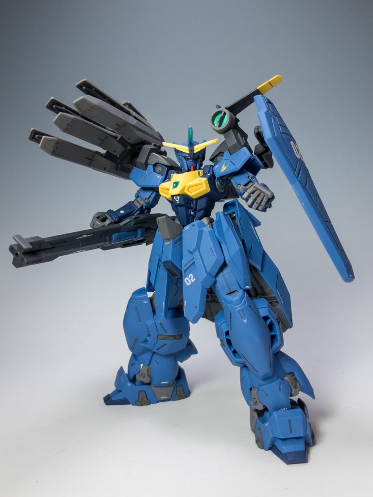 正面から。ボトムヘビーな体型ですが、大型武器が上に配置されていてバランスがとれてますね。