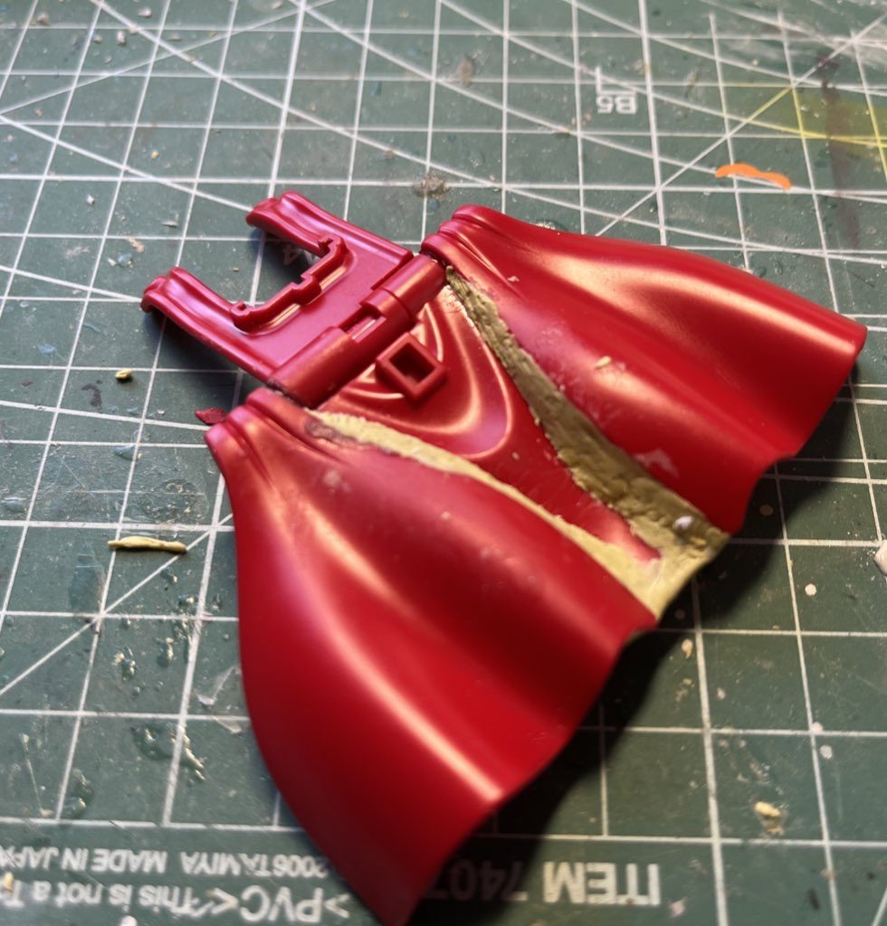 マントは立体感を優先しパテで固定しました。左右の可動はオミットしていますが上下には動きます。