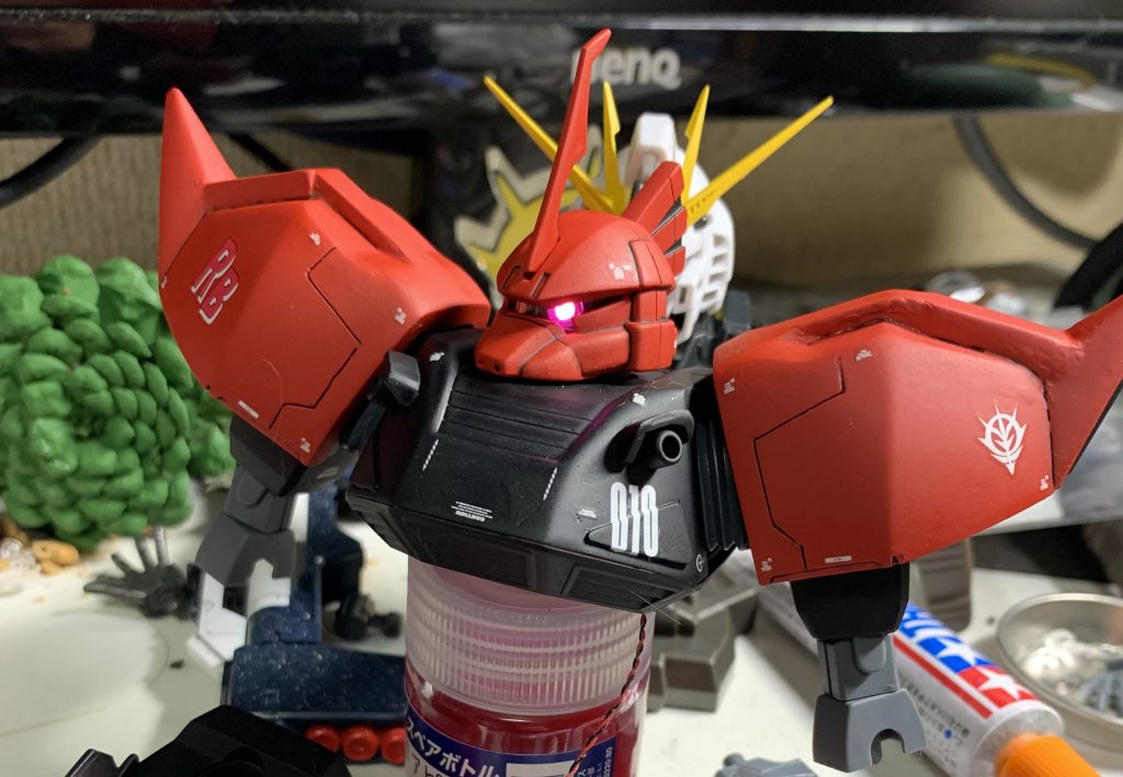 肩は中々時間がかかり、やすりがけも雑ですが全体的には気に入ってます笑初めての改造だった為パーツをくり抜いたり、穴あけ等ビビりながら作りました笑