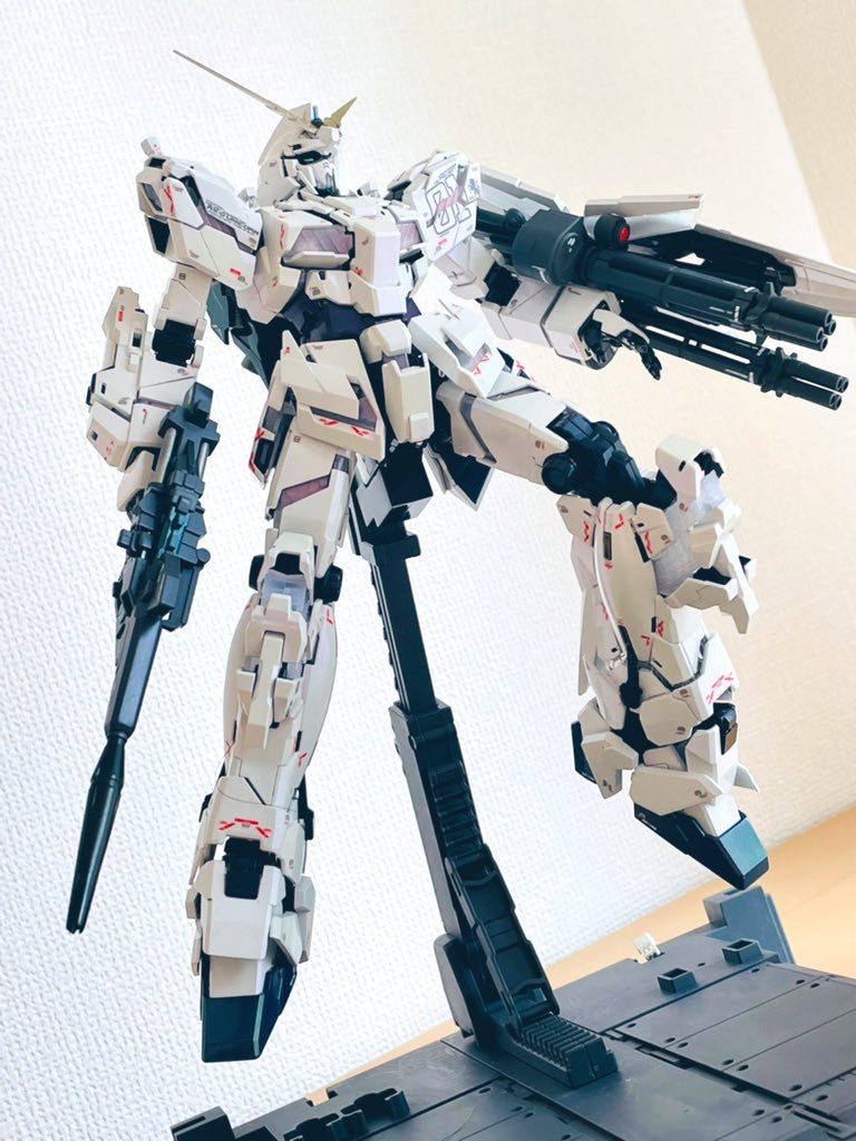 白い装甲はクリスタルカラーの紫でコーティング。箱絵CGの紫感、出たかな?