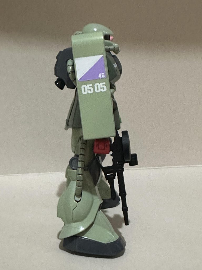 シールド、胸の乃木坂エンブレムは筆塗り。拳の赤緑は与田祐希さんのサイリウムカラーです。