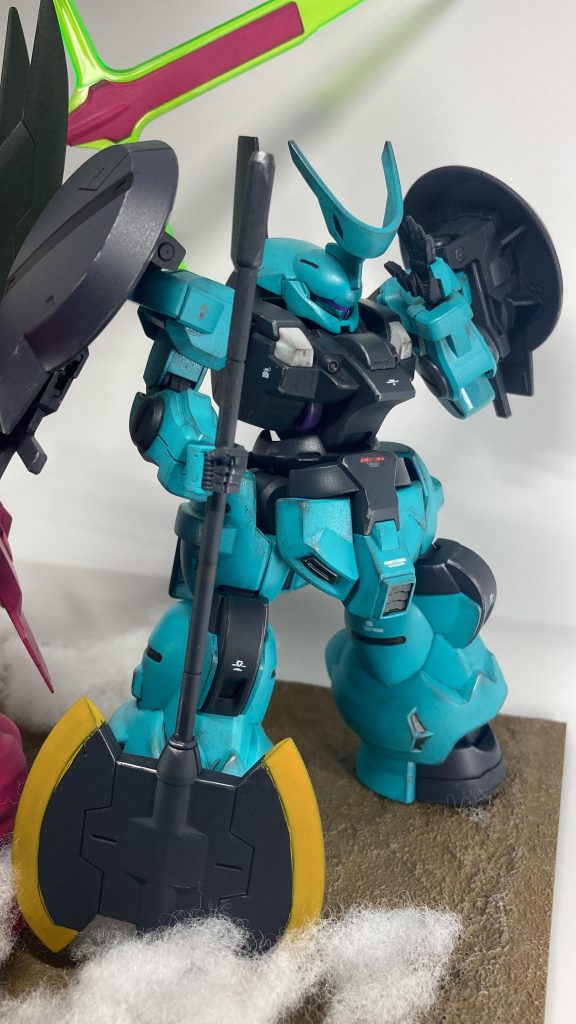 ラウダ専用機はコーラルブルー(ボディ)、ファントムグレー(関節など)で塗装しました。なお、こちらは胸部の紫と白は成型色、頭部センサーは付属のシールになっています。グエル専用機と同様に汚しを行なっています。