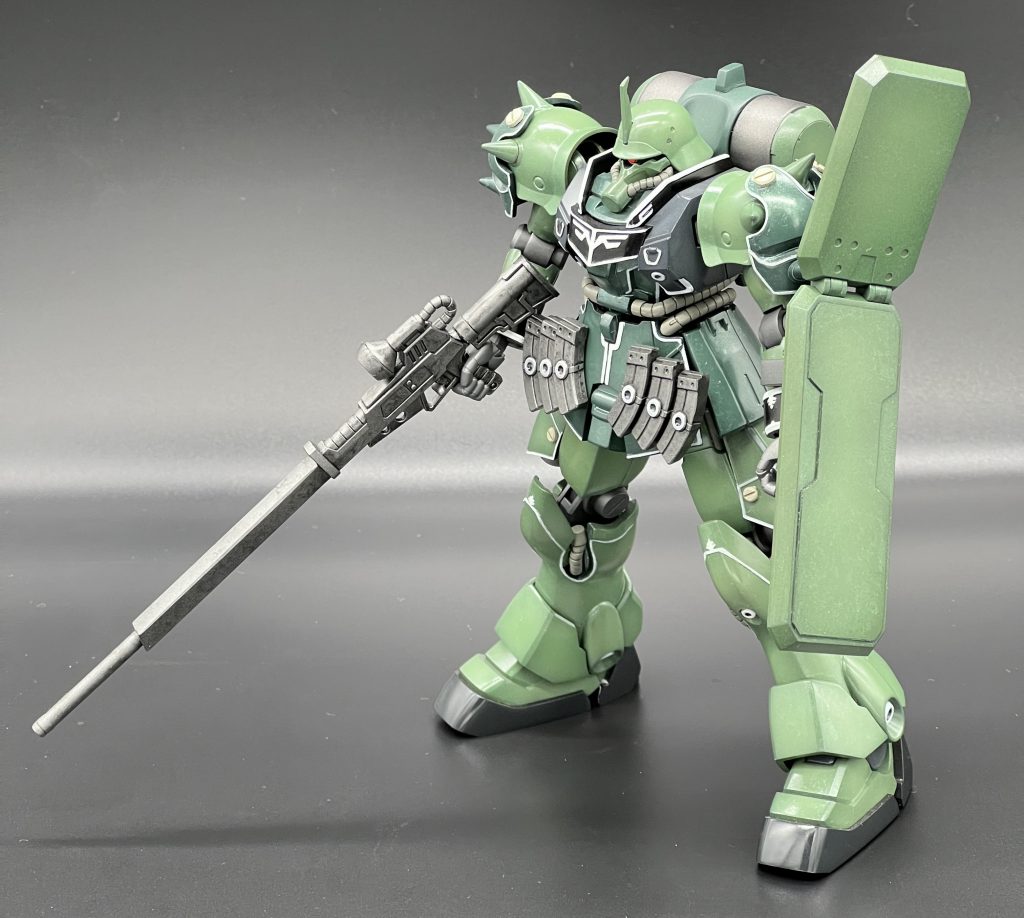 ロングビームライフルはゲルググのライフルを改造。プラ棒で砲身を作成。シールドにプラ板でモールド追加。