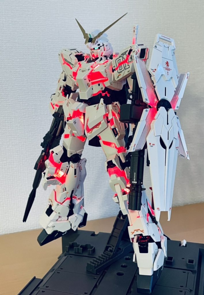 赤点灯。偏光フィルムを貼ったツインアイや、マジョーラを塗ったサイコフレームもLEDの光を透過してくれます。